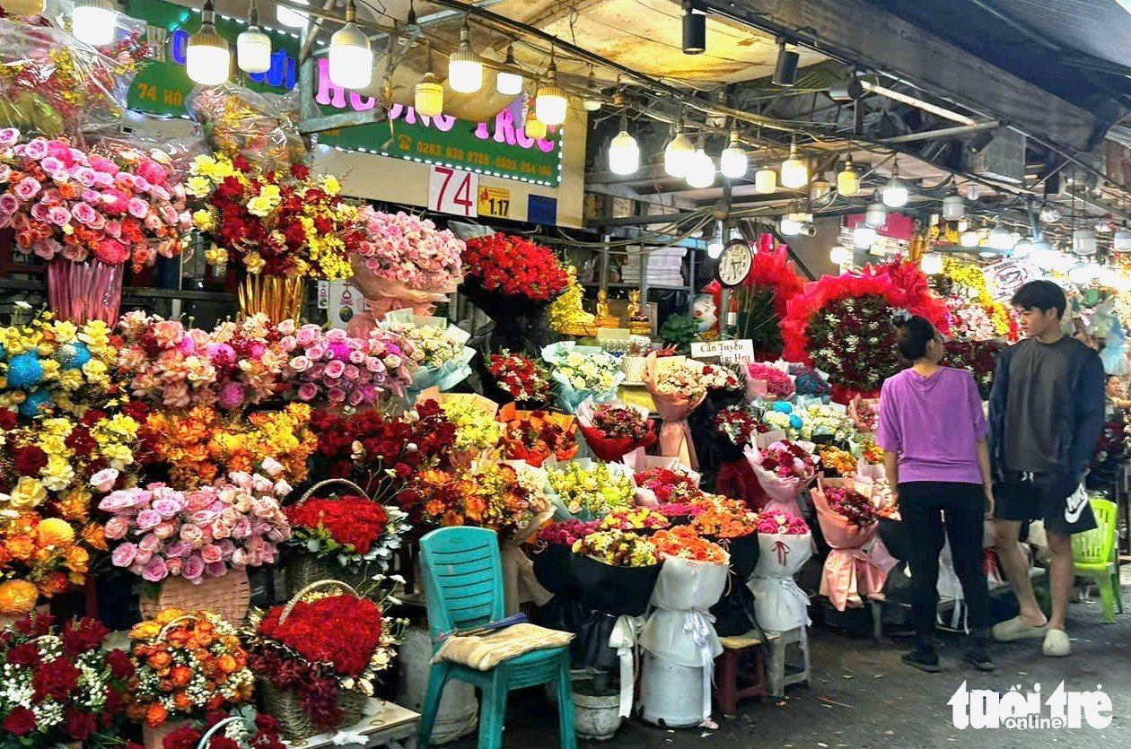 Lễ 20-10: Hoa hồng Trung Quốc lấn sân, kéo giá hoa trong nước giảm - Ảnh 1.