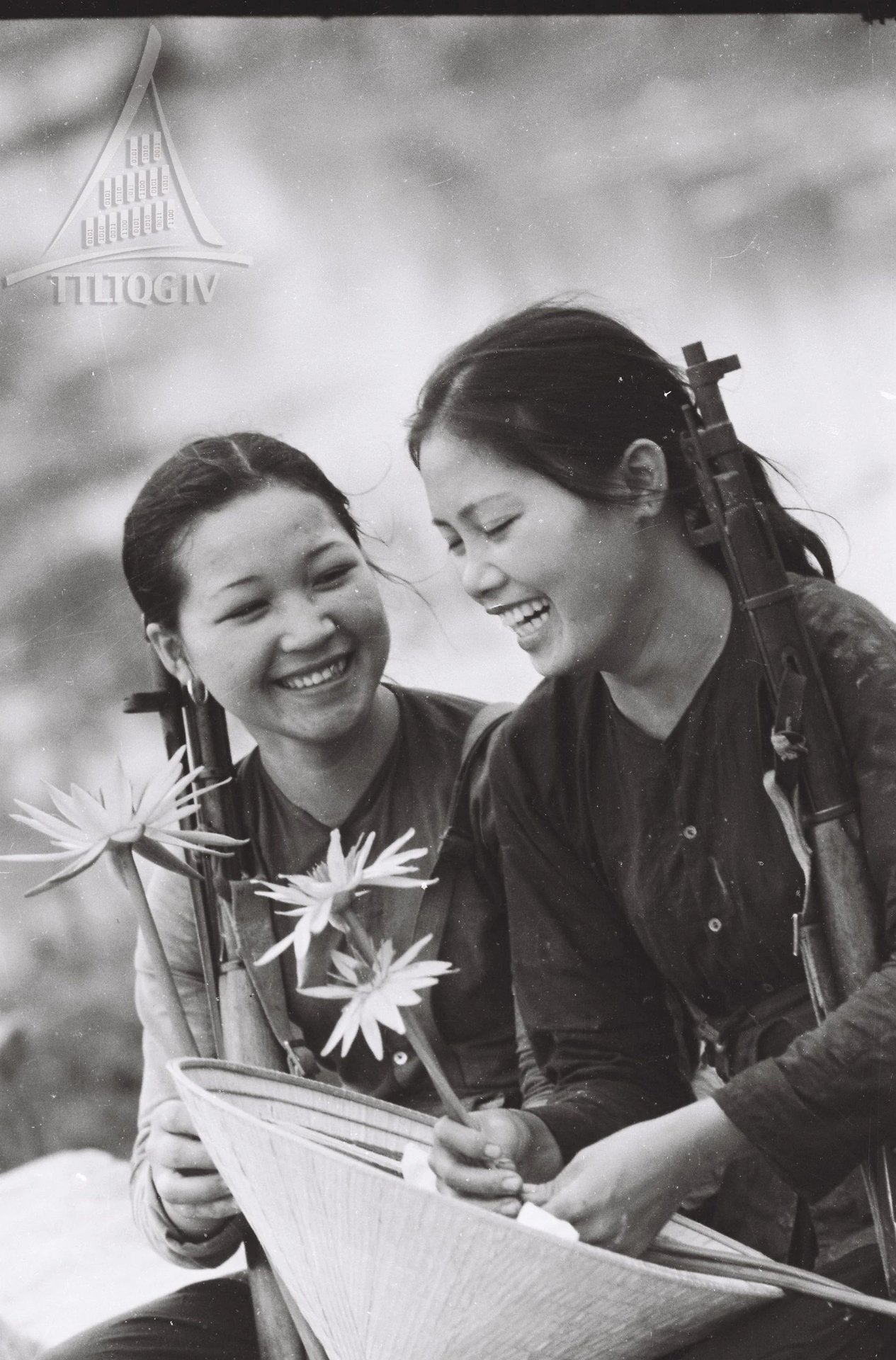 20-1760931535-net-dep-cua-nhung-bong-hoa-noi-dau-sung.jpg