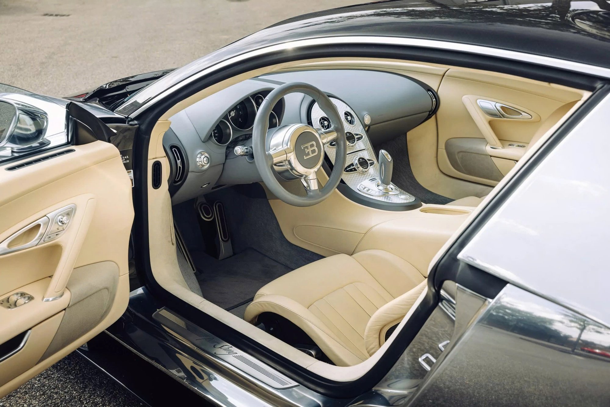 Đỉnh cao như Bugatti Veyron: Xe cũ không màu sơn, đã 18 năm tuổi vẫn có thể bán lại với giá quy đổi 60 tỷ đồng- Ảnh 3.