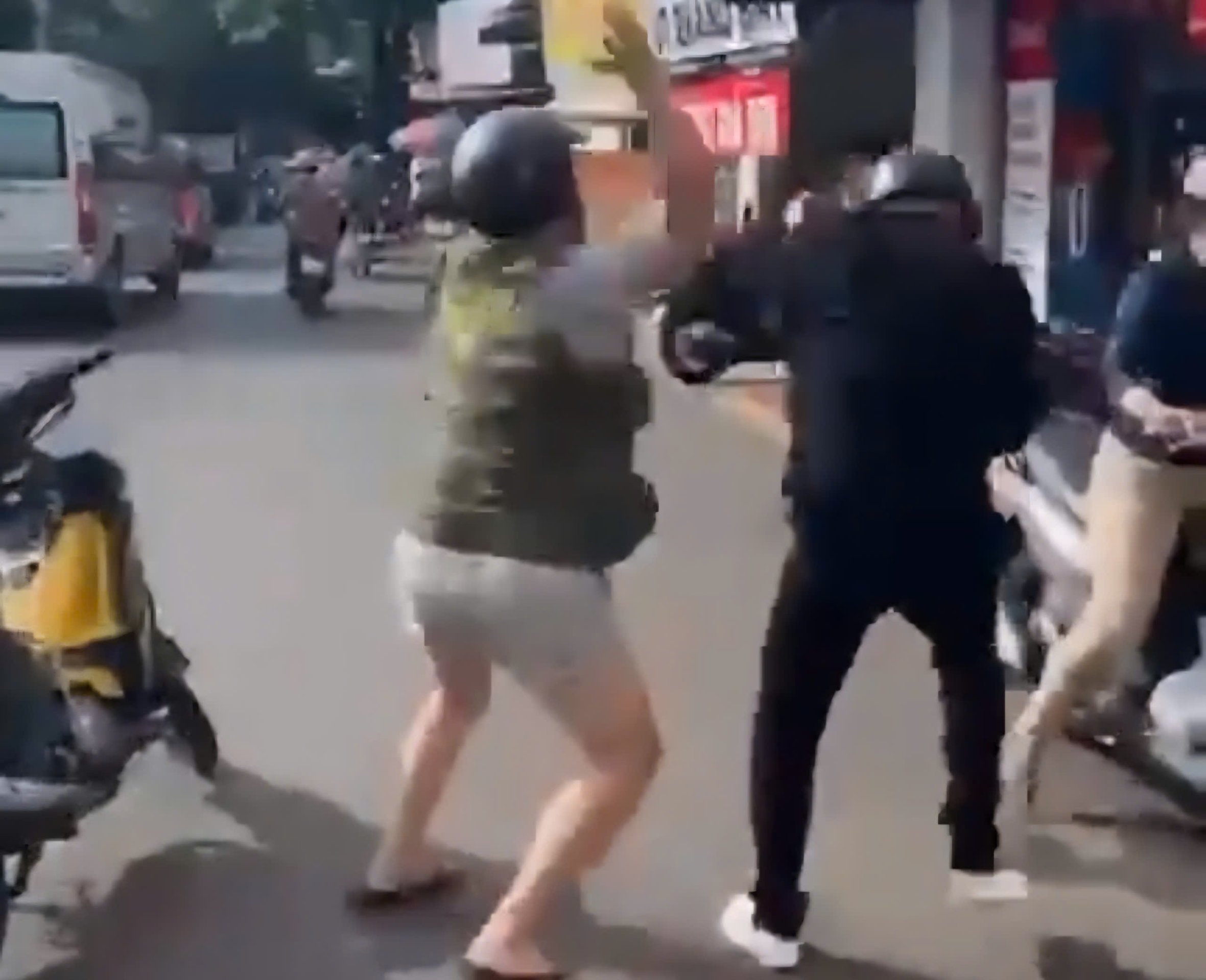 Đánh người tới tấp rồi đe dọa: