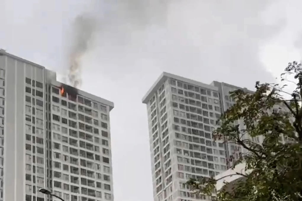 Đang cháy tại tầng cao chung cư Rivergate Residence ở TPHCM - 1