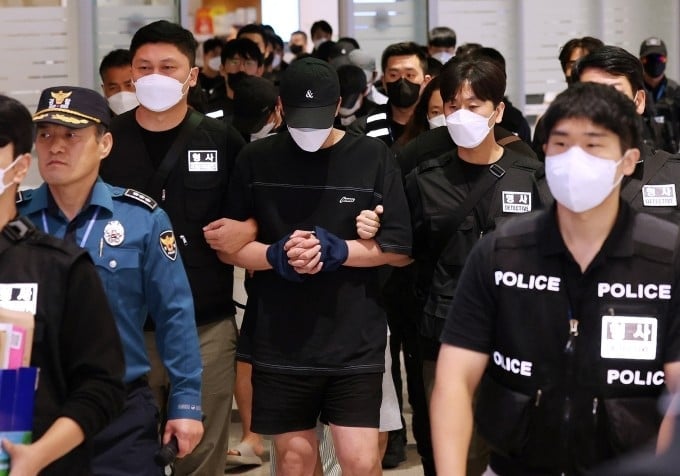 Công dân Hàn Quốc bị trục xuất về tới sân bay Incheon ngày 18/10. Ảnh: AFP