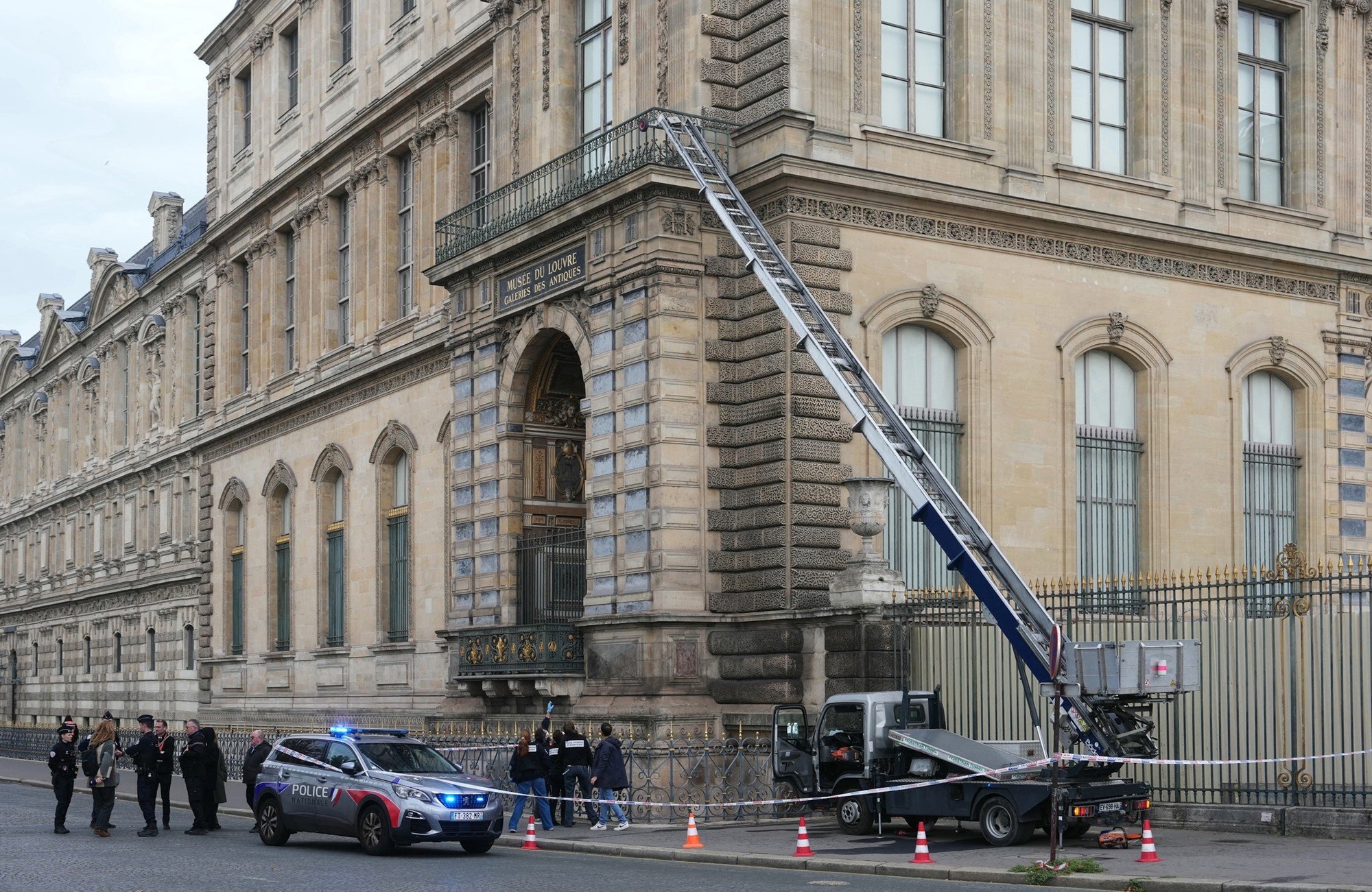 Nhân chứng kể lại giây phút hoảng loạn ở Louvre, du khách tháo chạy giữa vụ cướp thế kỷ- Ảnh 2.