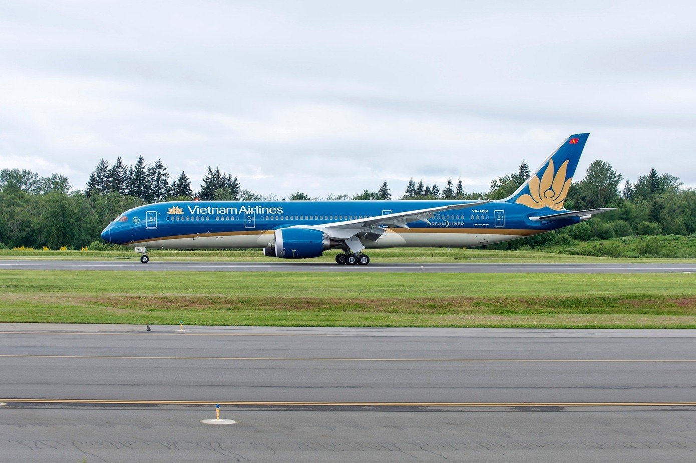 may-bay-vietnam-airlines-ha-canh-khan-cap.jpg