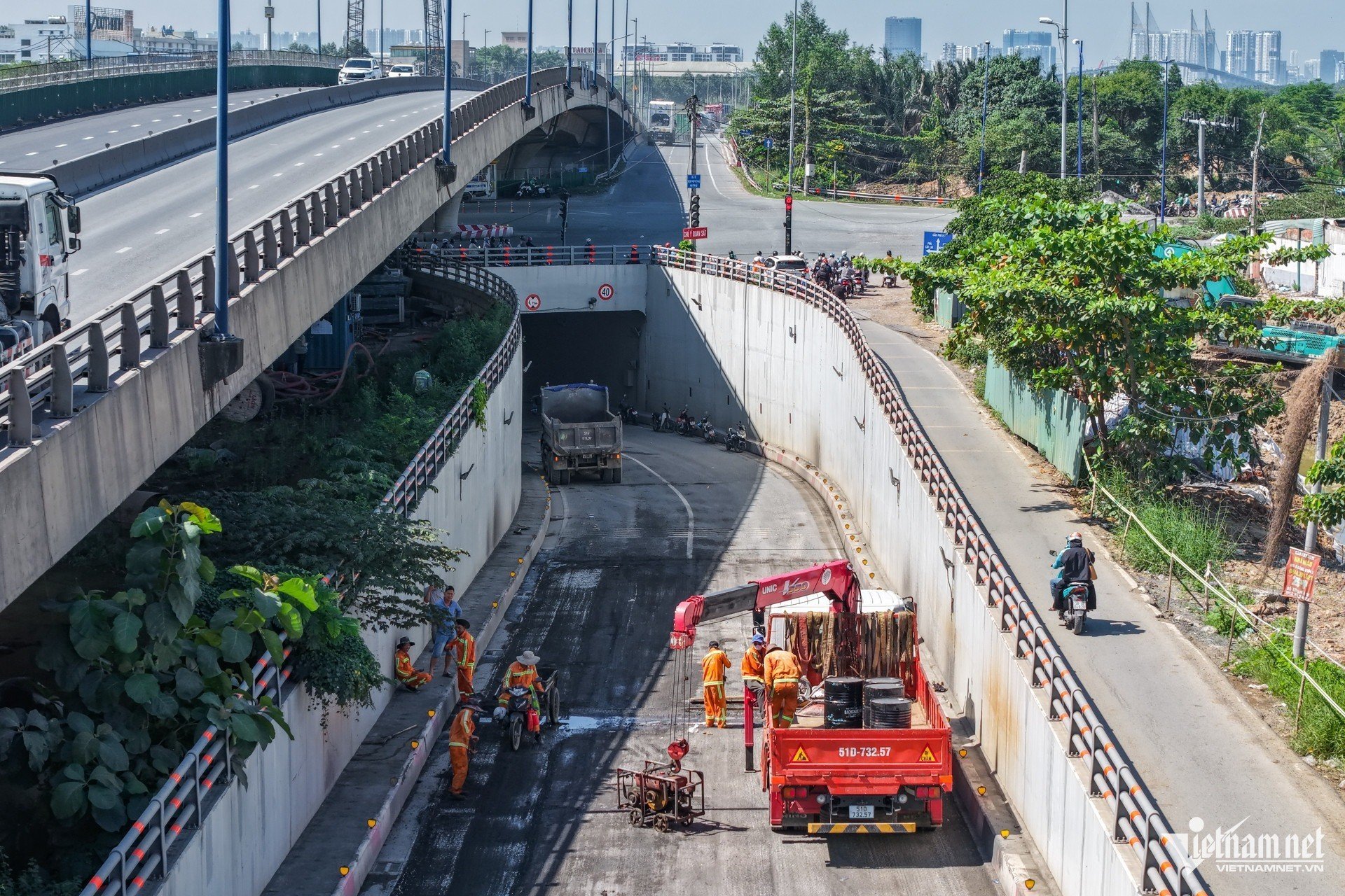 21-1761029347-canh-kho-tin-duong-vao-cang-lon-nhat-phia-nam-xe-container-nghieng-nga-moi-ngay.jpg