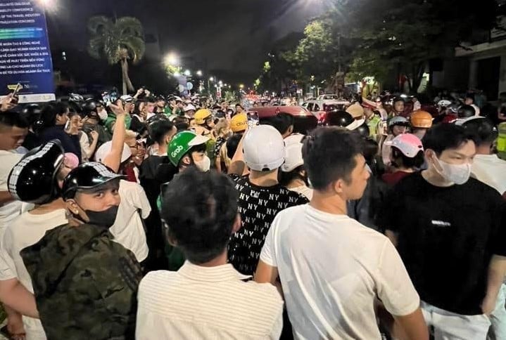 Một nữ ca sĩ vi phạm giao thông, đóng cửa xe hút bóng cười - Ảnh 2.