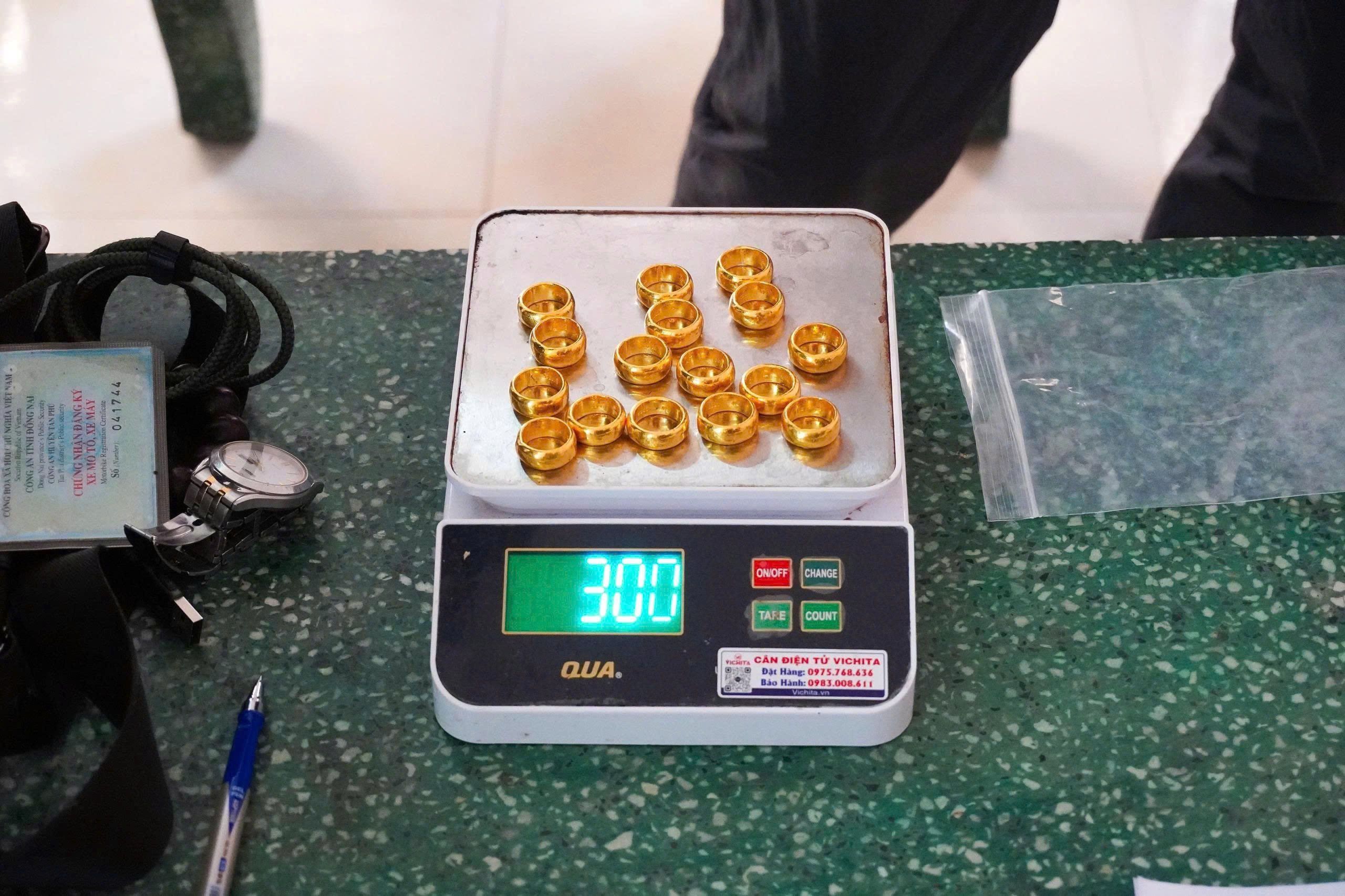 Tây Ninh bắt giữ người mang 16 khoanh vàng qua biên giới - Ảnh 1.