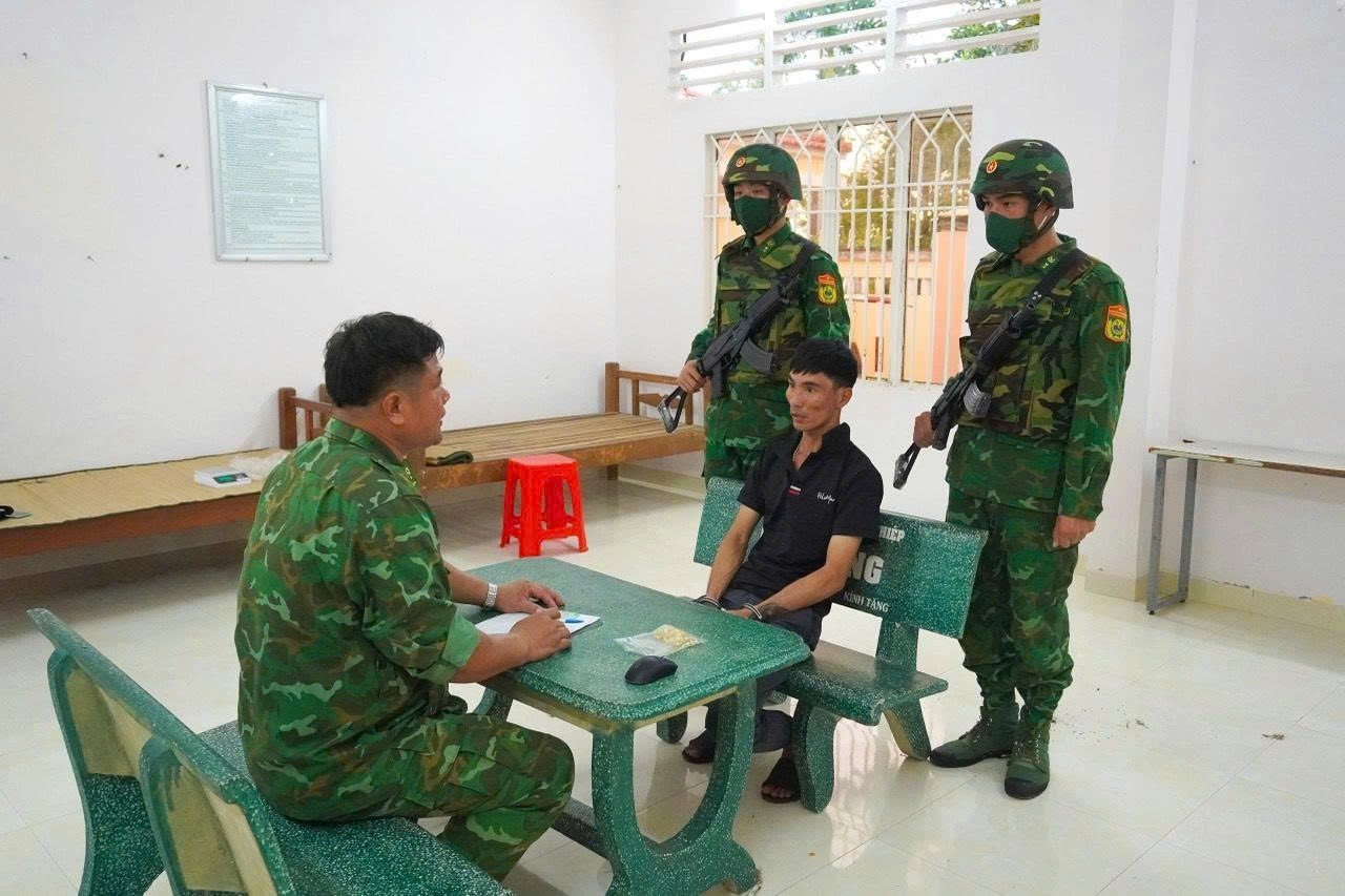 Tây Ninh bắt giữ người mang 16 khoanh vàng qua biên giới - Ảnh 2.