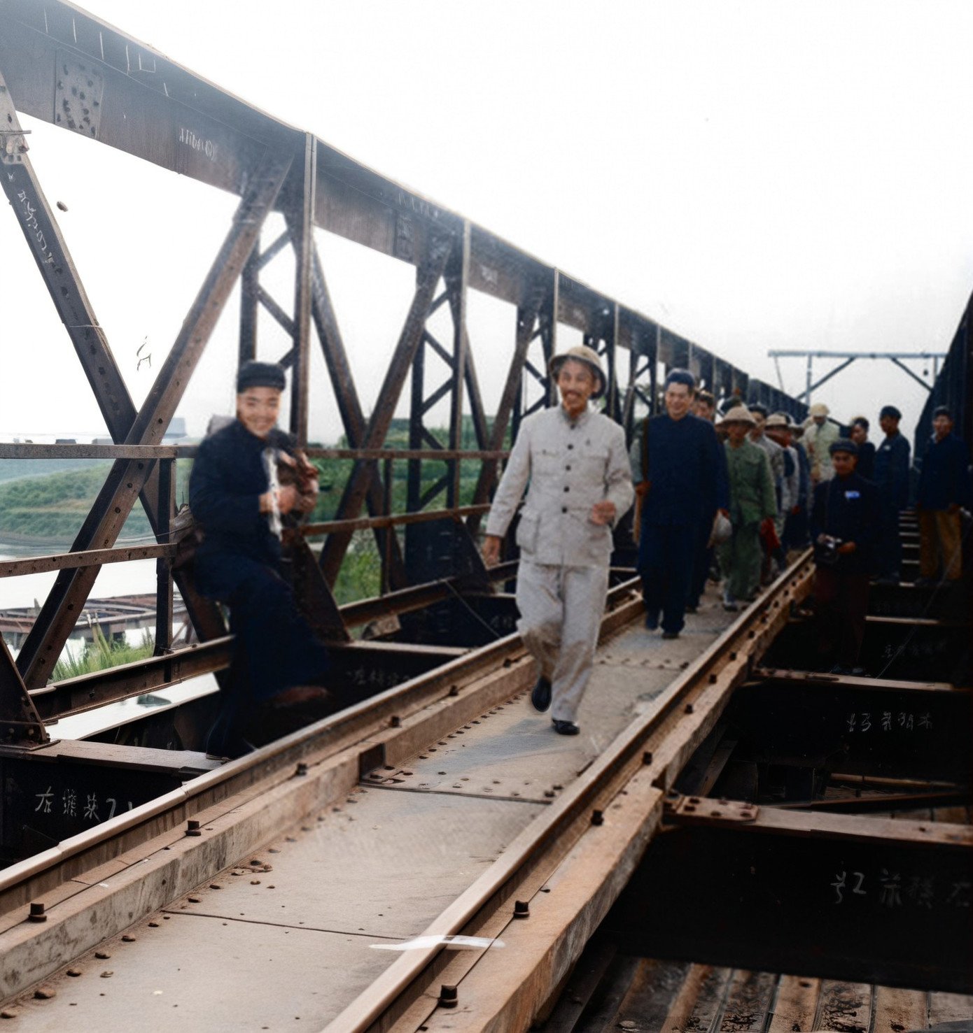 1955-01-24-bac-ho-tham-cong-truong-xay-dung-cau-phu-lang-thuong-ngay-tuc-mong-1-tet-nam-at-mui.png