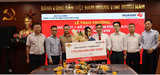 Một giáo viên tại Đà Nẵng trúng thưởng vé số Vietlott hơn 179 tỉ đồng - Ảnh 1.