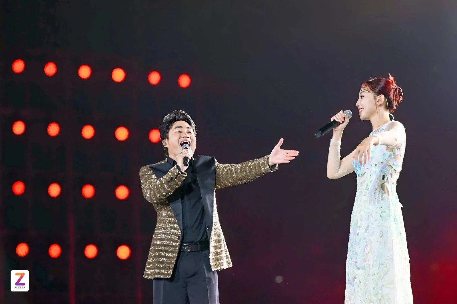 21-1761058819-to-quoc-trong-tim-tu-concert-quoc-gia-den-su-bung-no-rap-phim.jpeg