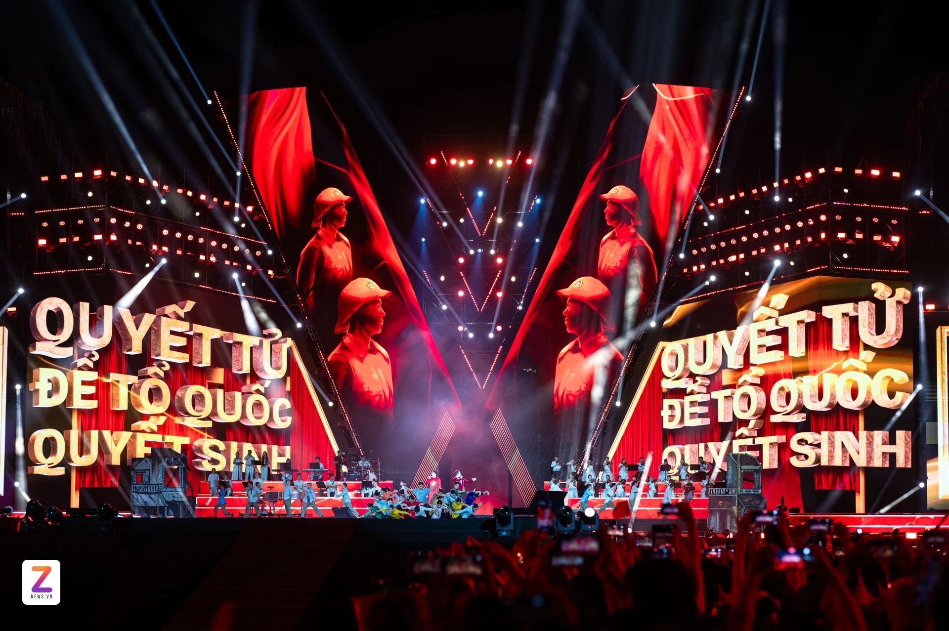 21-1761058819-to-quoc-trong-tim-tu-concert-quoc-gia-den-su-bung-no-rap-phim.jpg