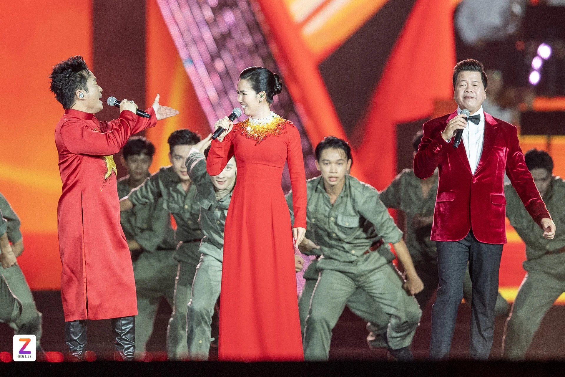 21-1761058819-to-quoc-trong-tim-tu-concert-quoc-gia-den-su-bung-no-rap-phim.jpg