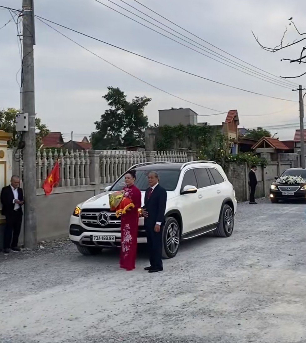 Lễ đón dâu Đỗ Hà và thiếu gia tập đoàn Sơn Hải: Cô dâu cực xinh, thái độ mẹ chồng gây chú ý- Ảnh 1.