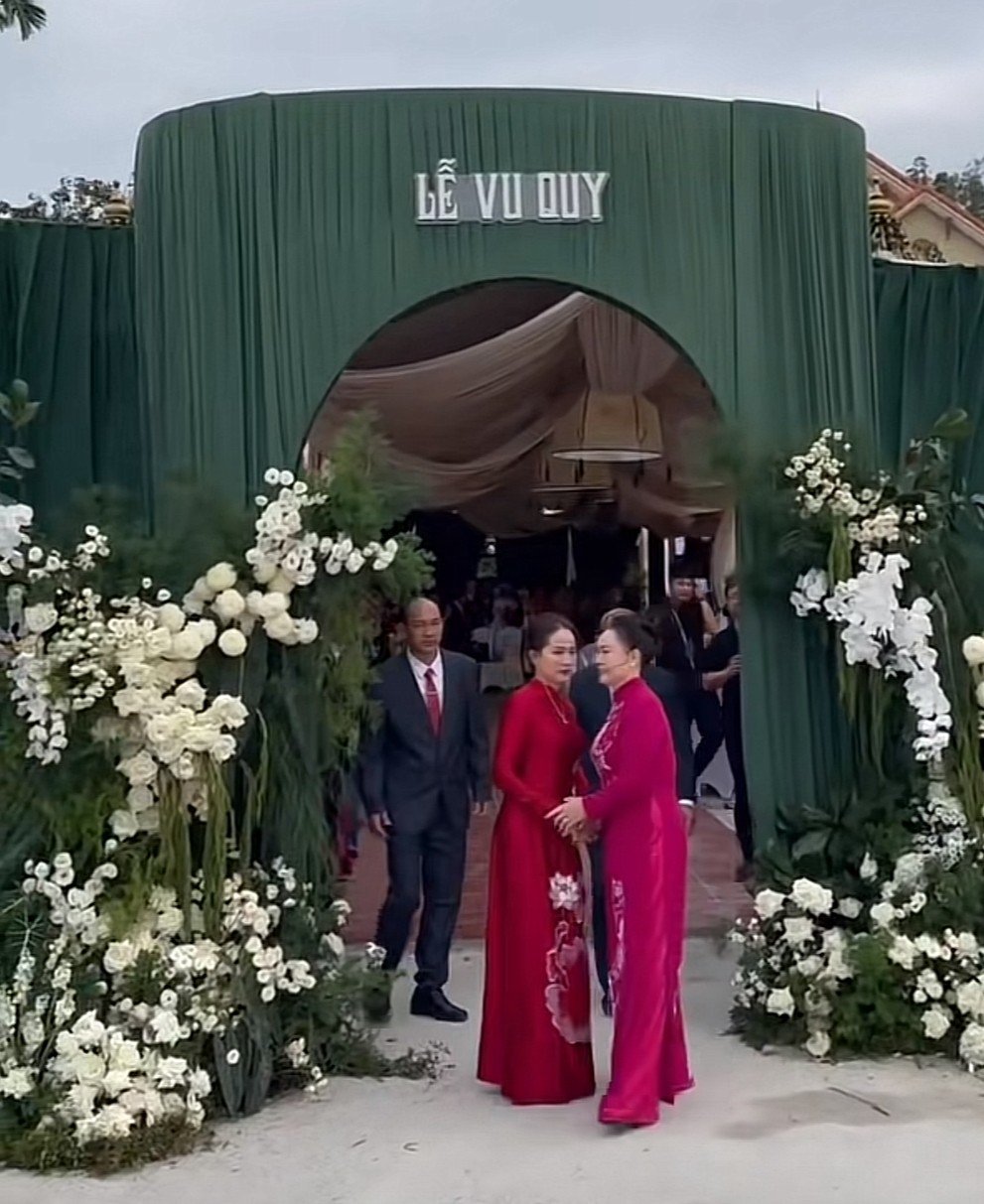Lễ đón dâu Đỗ Hà và thiếu gia tập đoàn Sơn Hải: Cô dâu cực xinh, thái độ mẹ chồng gây chú ý- Ảnh 2.
