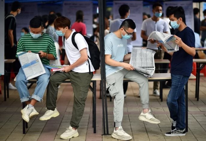 Thế hệ trẻ 'bèo dạt mây trôi' ở Trung Quốc: Tốt nghiệp ra trường đi bán hàng rong, thường xem bói, cầu khấn tâm linh để tìm việc- Ảnh 4.