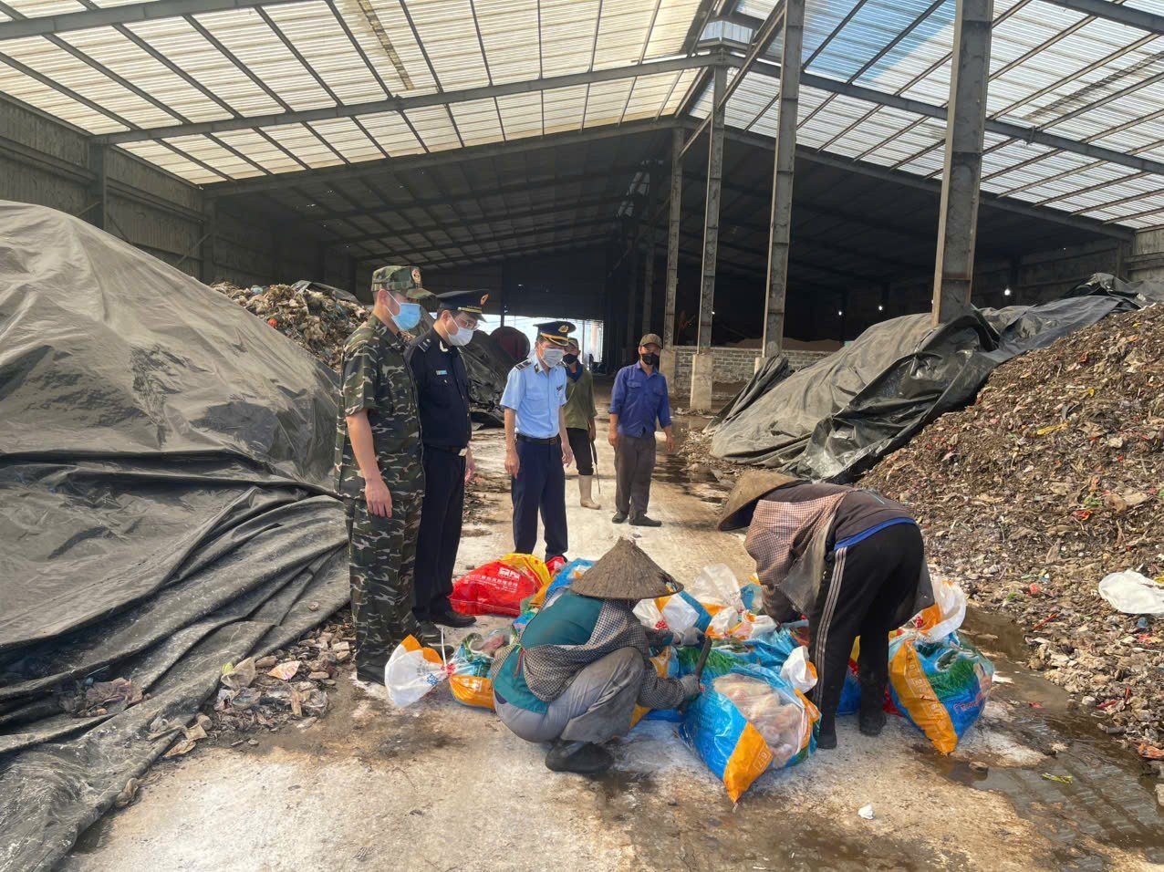 Quảng Ninh: Kinh hoàng xe tải chở 300kg chân lợn đang phân hủy, chuẩn bị tuồn ra thị trường- Ảnh 2.