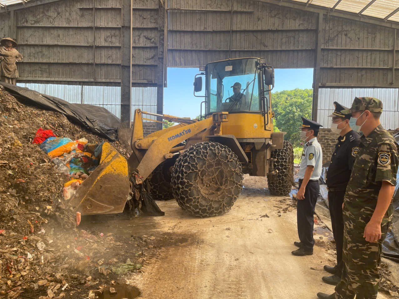 Quảng Ninh: Kinh hoàng xe tải chở 300kg chân lợn đang phân hủy, chuẩn bị tuồn ra thị trường- Ảnh 3.