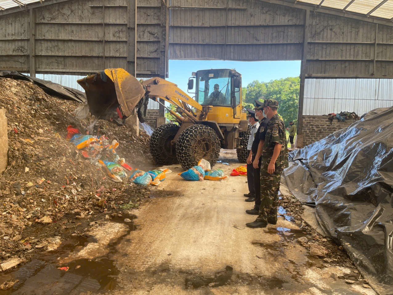 Quảng Ninh: Kinh hoàng xe tải chở 300kg chân lợn đang phân hủy, chuẩn bị tuồn ra thị trường- Ảnh 4.