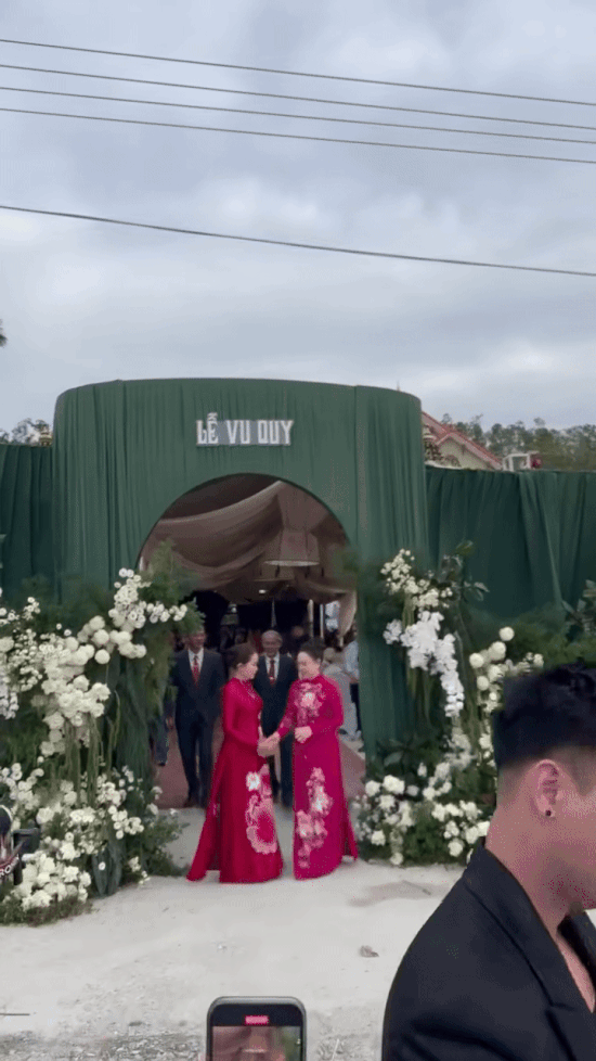 Vì sao phu nhân Tập đoàn Sơn Hải vội vã ra về khi đám cưới Đỗ Hà - Viết Vương bắt đầu?- Ảnh 1.