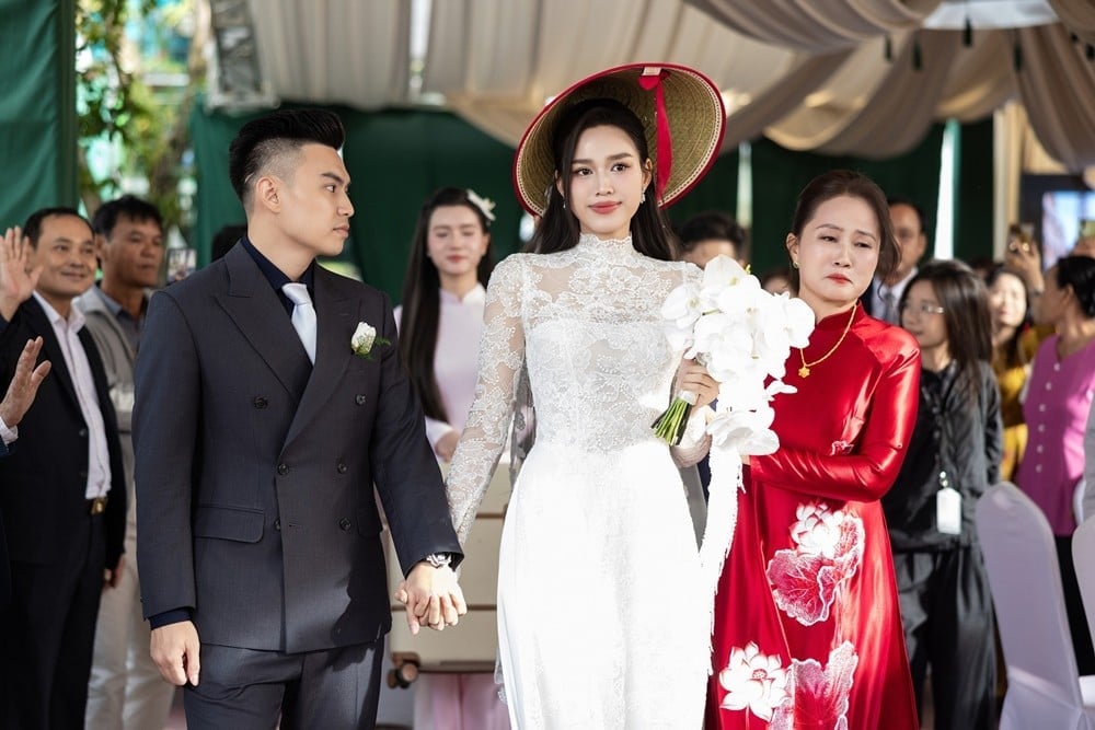 22-1761116447-me-hoa-hau-do-thi-ha-bin-rin-tien-con-gai-ve-nha-chong-o-quang-tri.jpg