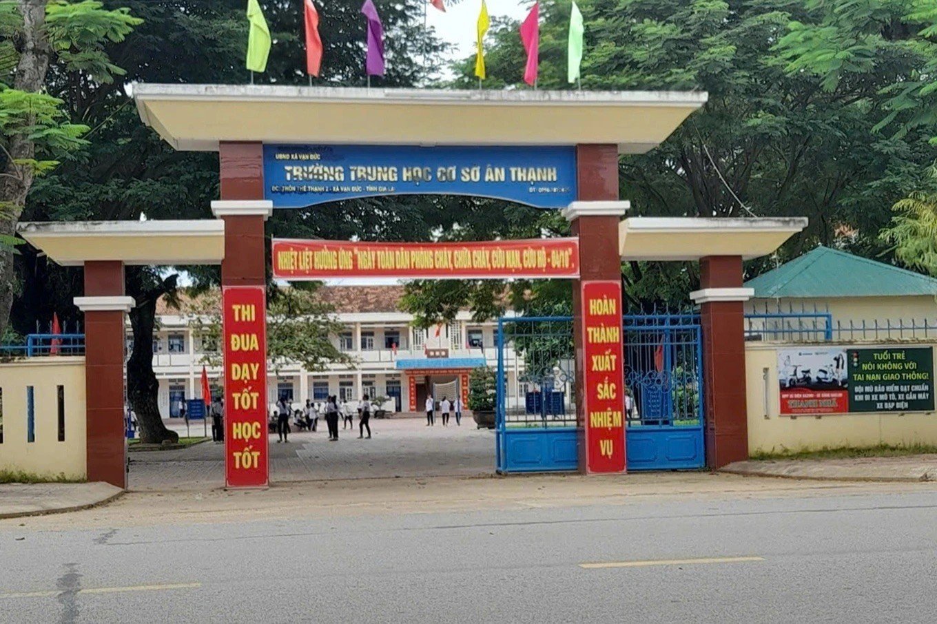 Bức xúc vì phó hiệu trưởng cho học sinh dừng tiết học để... quét rác giữa trời nắng- Ảnh 1.