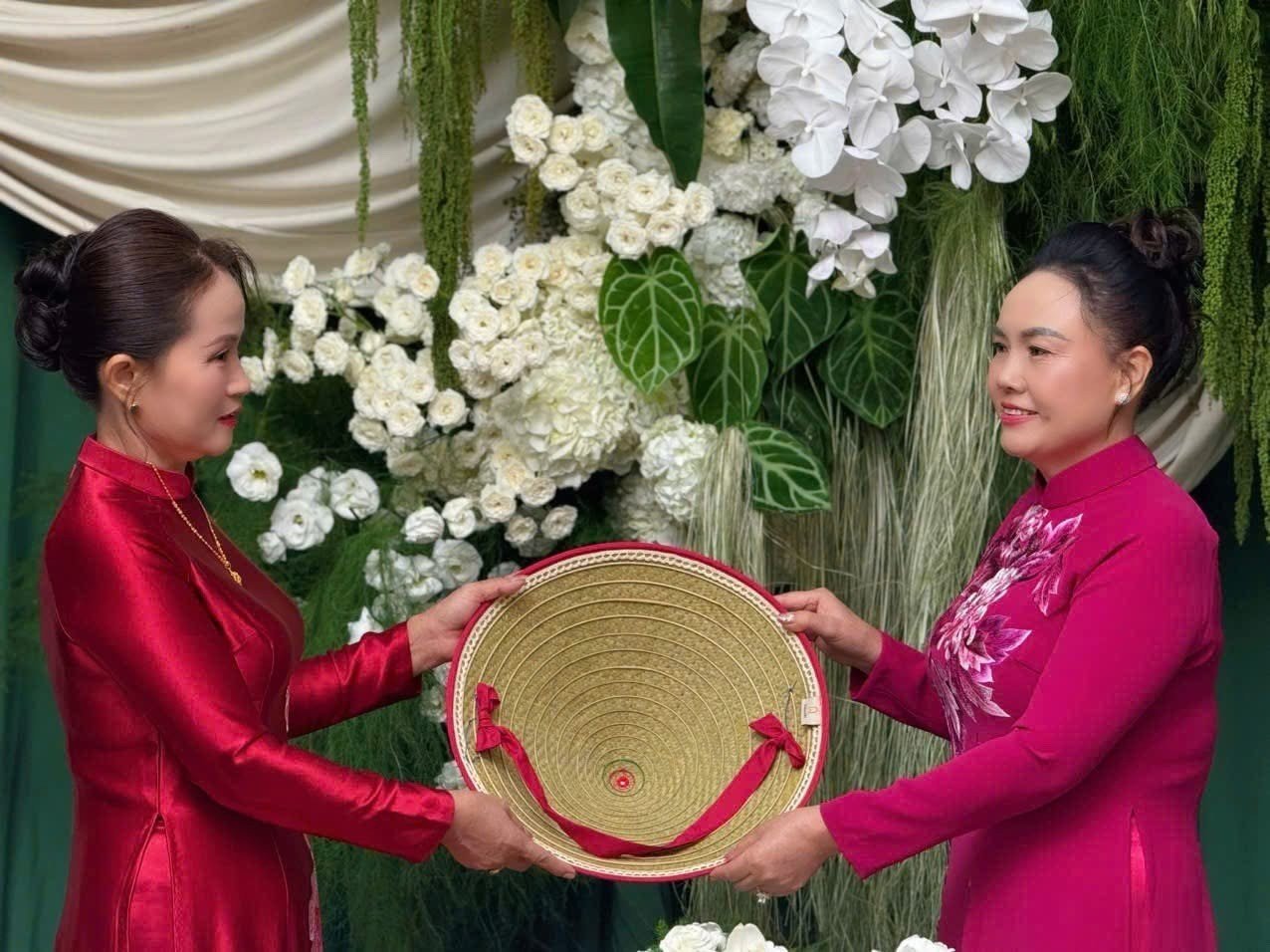 Mẹ chồng tập đoàn Sơn Hải mang đến 1 món đồ khiến con dâu Đỗ Hà