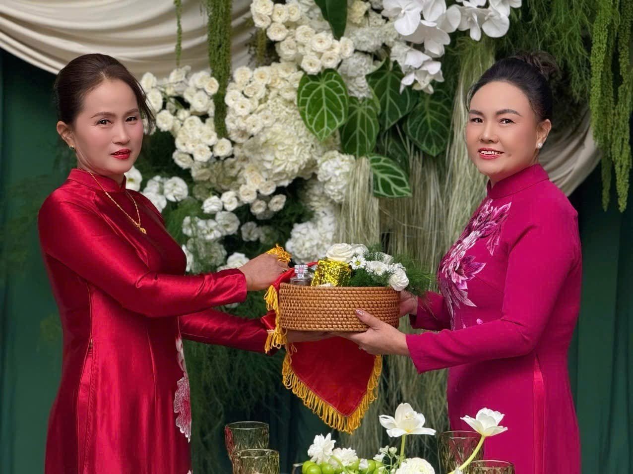 Mẹ chồng tập đoàn Sơn Hải mang đến 1 món đồ khiến con dâu Đỗ Hà
