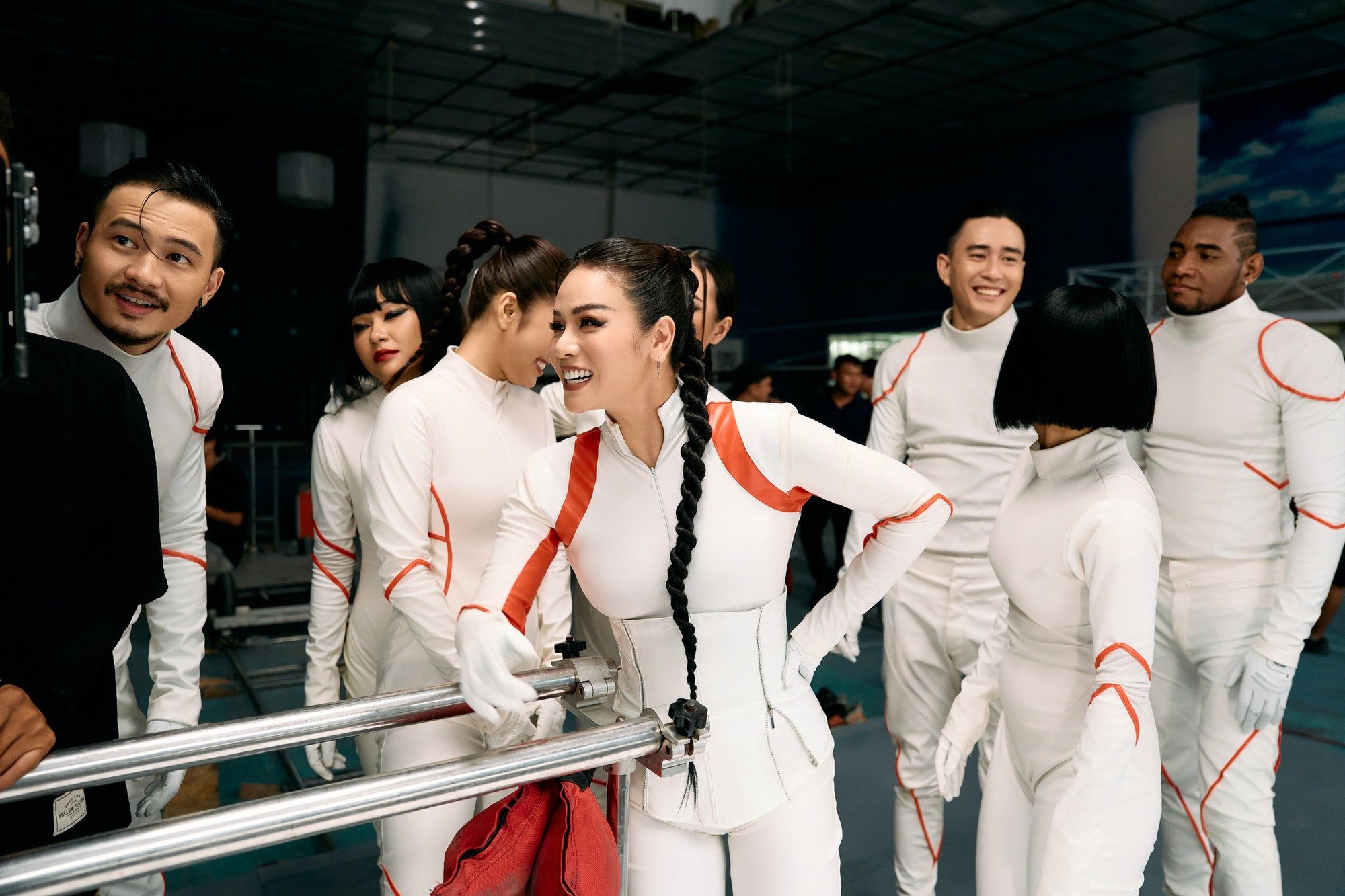 “Nồi lẩu thập cẩm” của mẹ đơn thân giàu bậc nhất Vbiz: Nét diễn sến rện, giọng hát như trôi về thời đại trước- Ảnh 9.