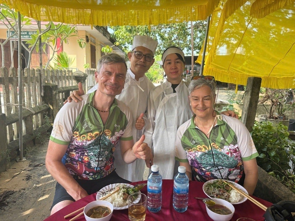 22-1761122923-khach-tay-doi-la-dung-truoc-dam-tang-o-hue-duoc-moi-vao-an-com-chay.jpg