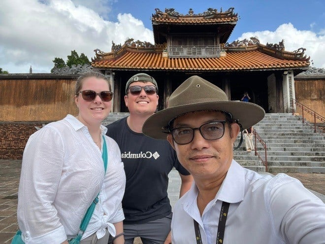 22-1761122954-khach-tay-doi-la-dung-truoc-dam-tang-o-hue-duoc-moi-vao-an-com-chay.jpg