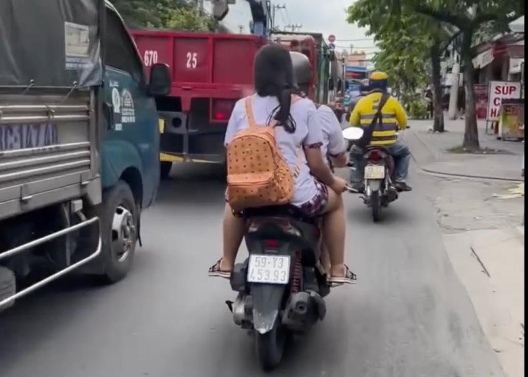 Phòng CSGT TP HCM vào cuộc vụ nữ sinh đi xe máy không đội mũ bảo hiểm, phì phèo điếu thuốc - Ảnh 1.