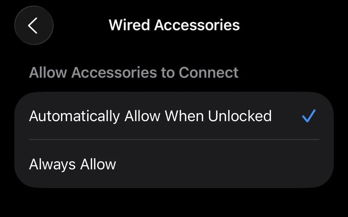 Nếu bật mặc định “Automatically Allow When Unlocked”, iPhone có thể bị đánh cắp thông tin chỉ bằng một sợi cáp sạc giả mạo.