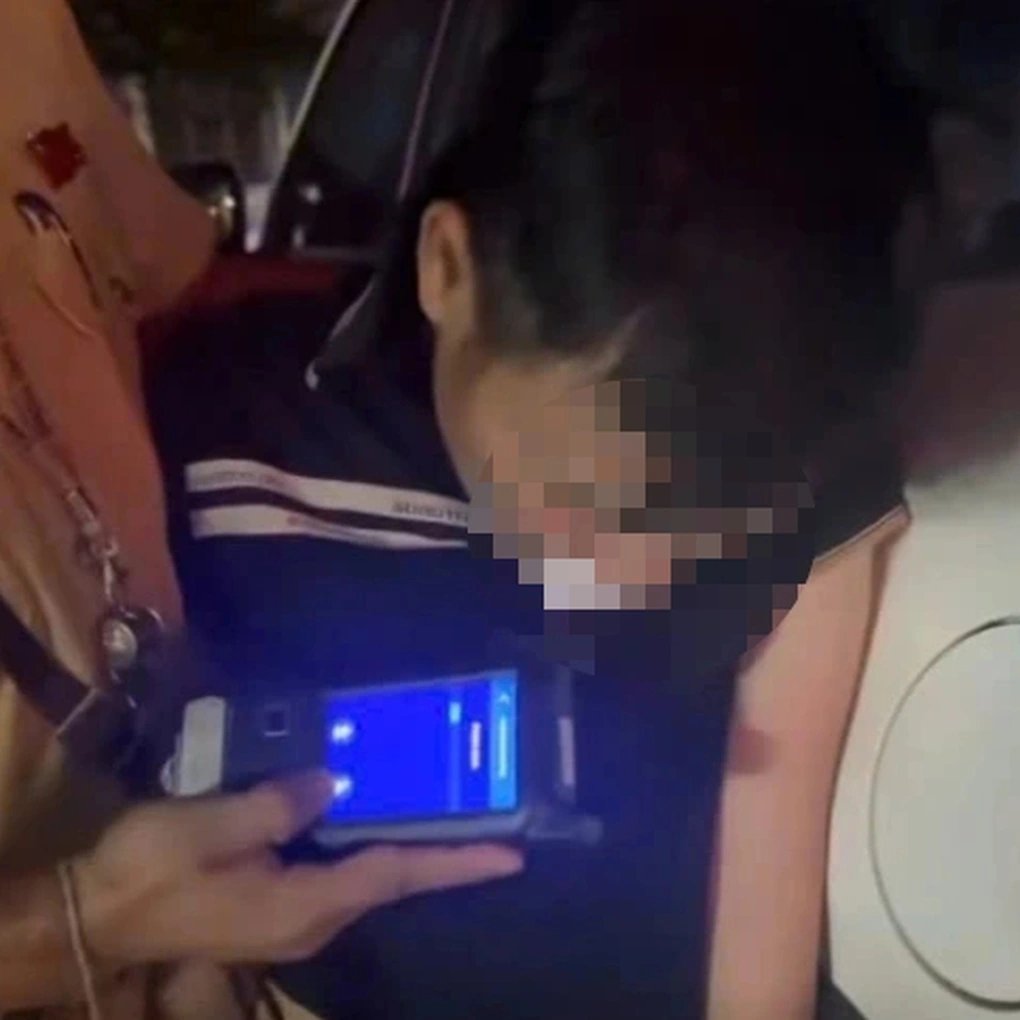 Tài xế ô tô say xỉn, CSGT phải dìu để thổi nồng độ cồn - 1