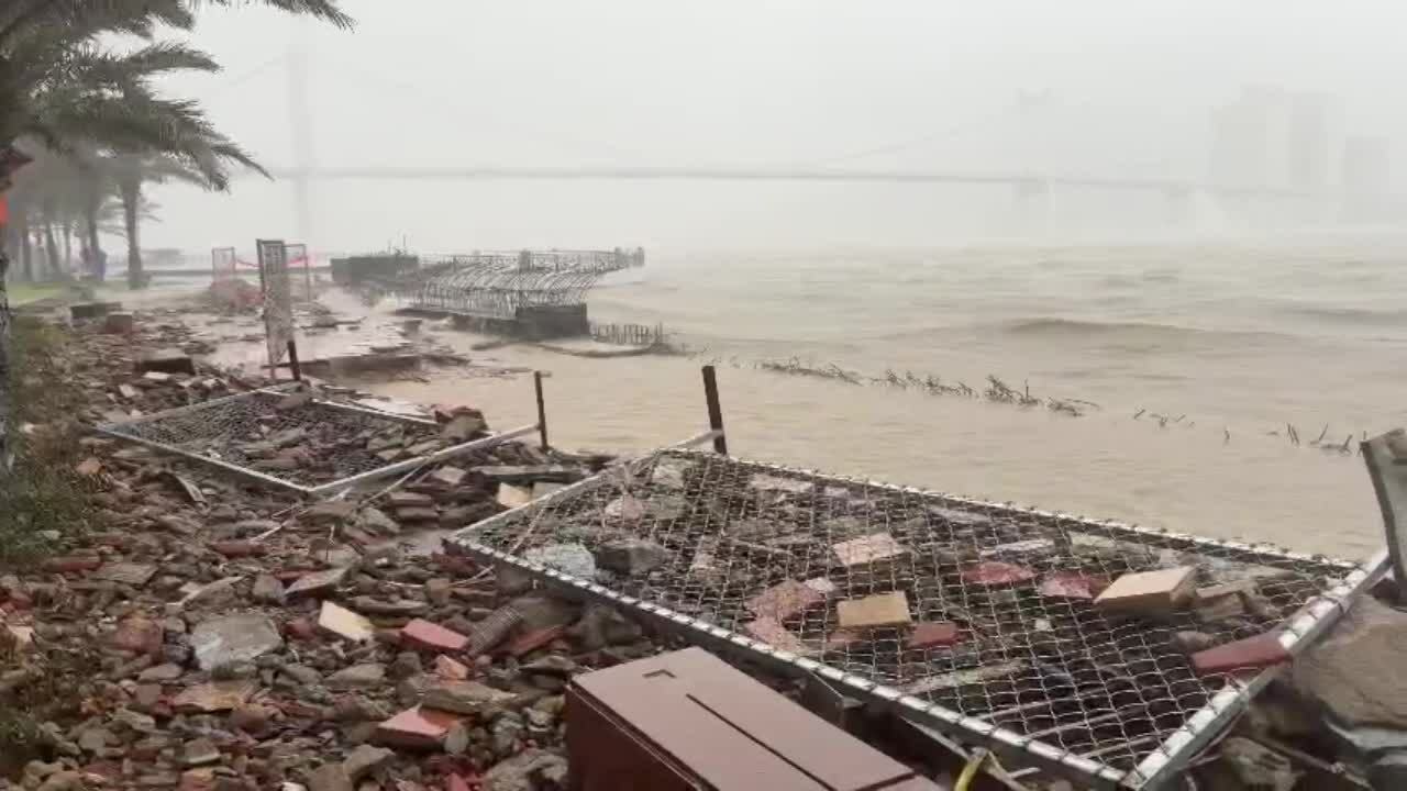 Vỉa hè ven sông Hàn bị sóng đánh tan hoang
