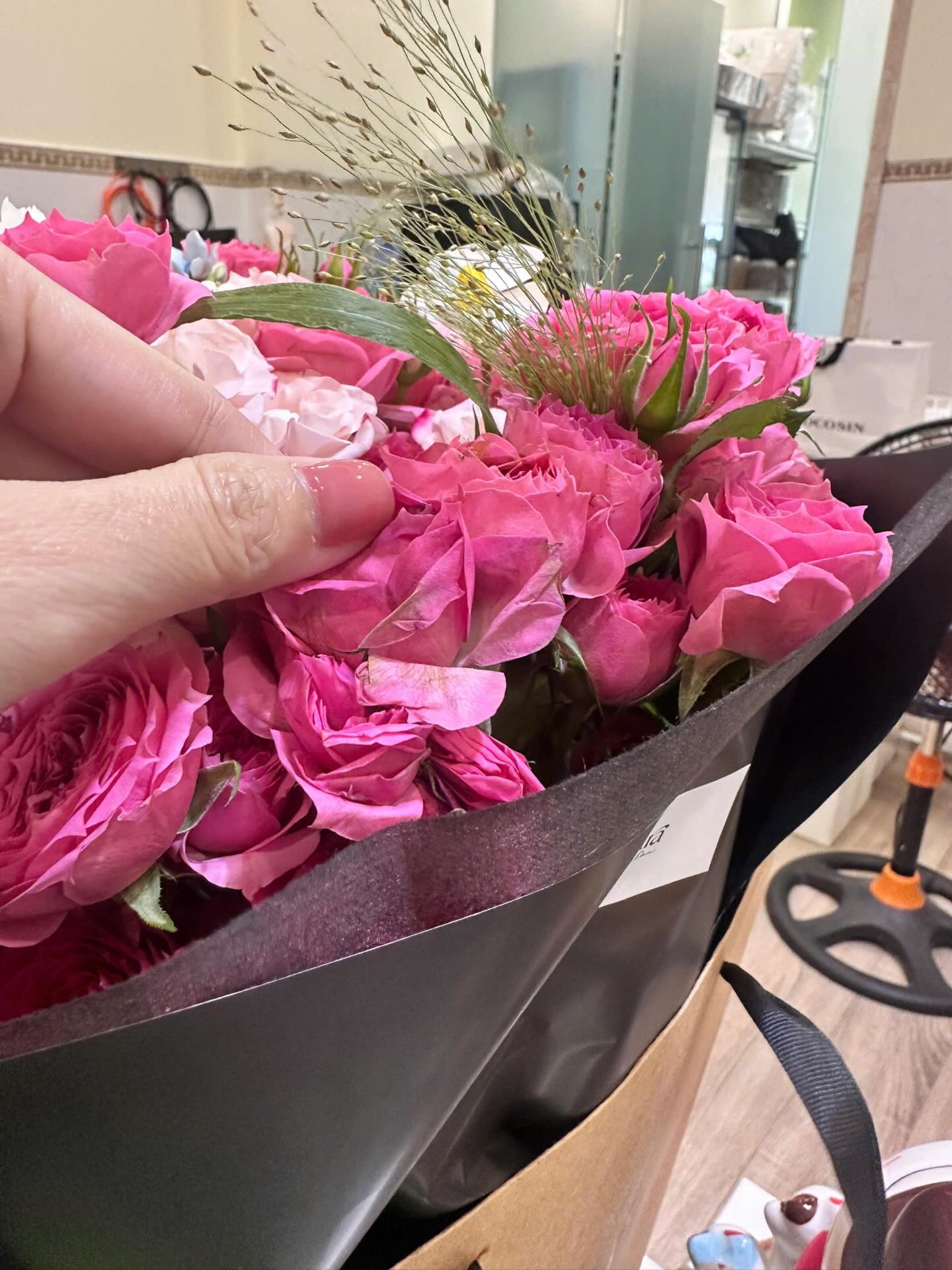 Bó hoa 1,2 triệu khổ nhất lúc này: Bạn trai đặt, bạn gái đòi trả, chủ tiệm mất ngủ lên mạng xin ý kiến- Ảnh 3.
