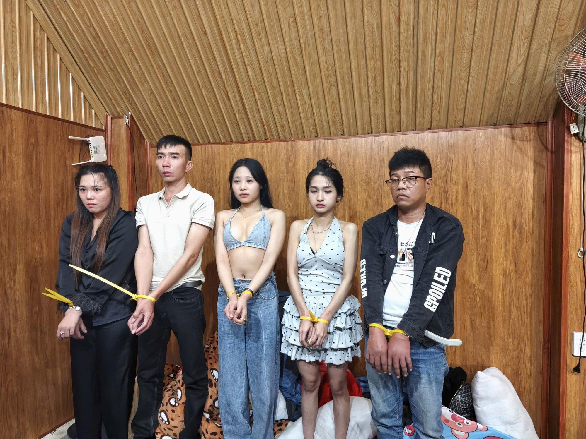 Cảnh tượng thác loạn trong bữa tiệc sinh nhật tại homestay ở Măng Đen, 28/30 đối tượng dương tính ma tuý- Ảnh 1.