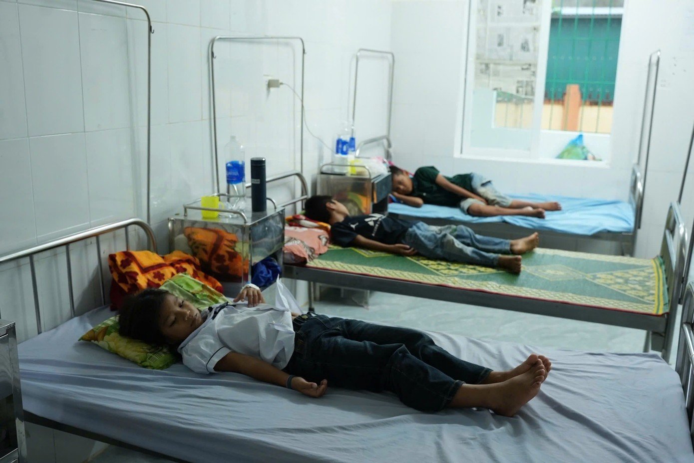 Tiếp tục đình chỉ công tác nữ Phó Hiệu trưởng vụ 40 học sinh nghi ngộ độc ở Quảng Trị- Ảnh 2.