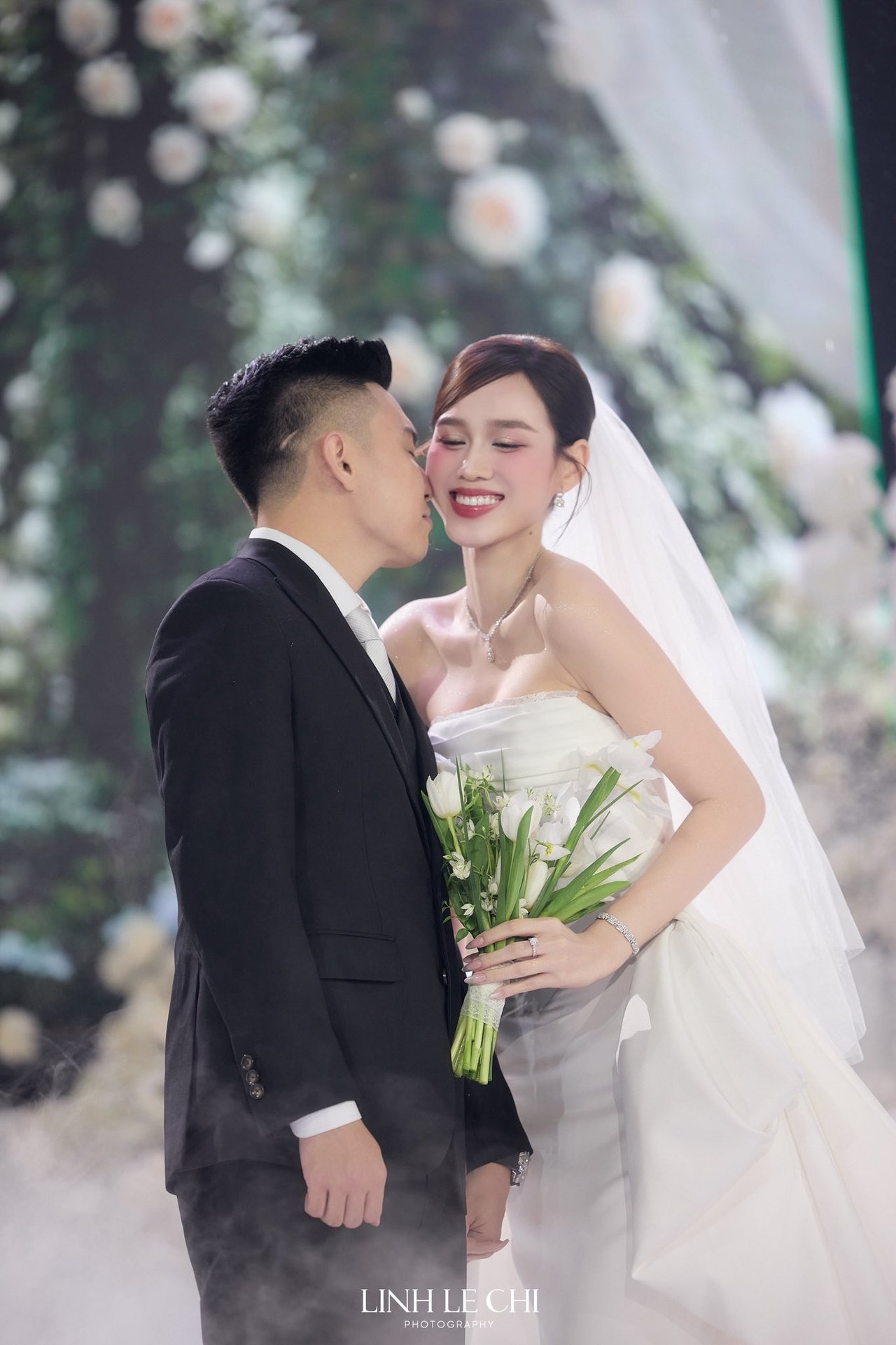 Nam ca sĩ hát tại hôn lễ trong mơ của Hoa hậu Đỗ Hà là ai?- Ảnh 1.