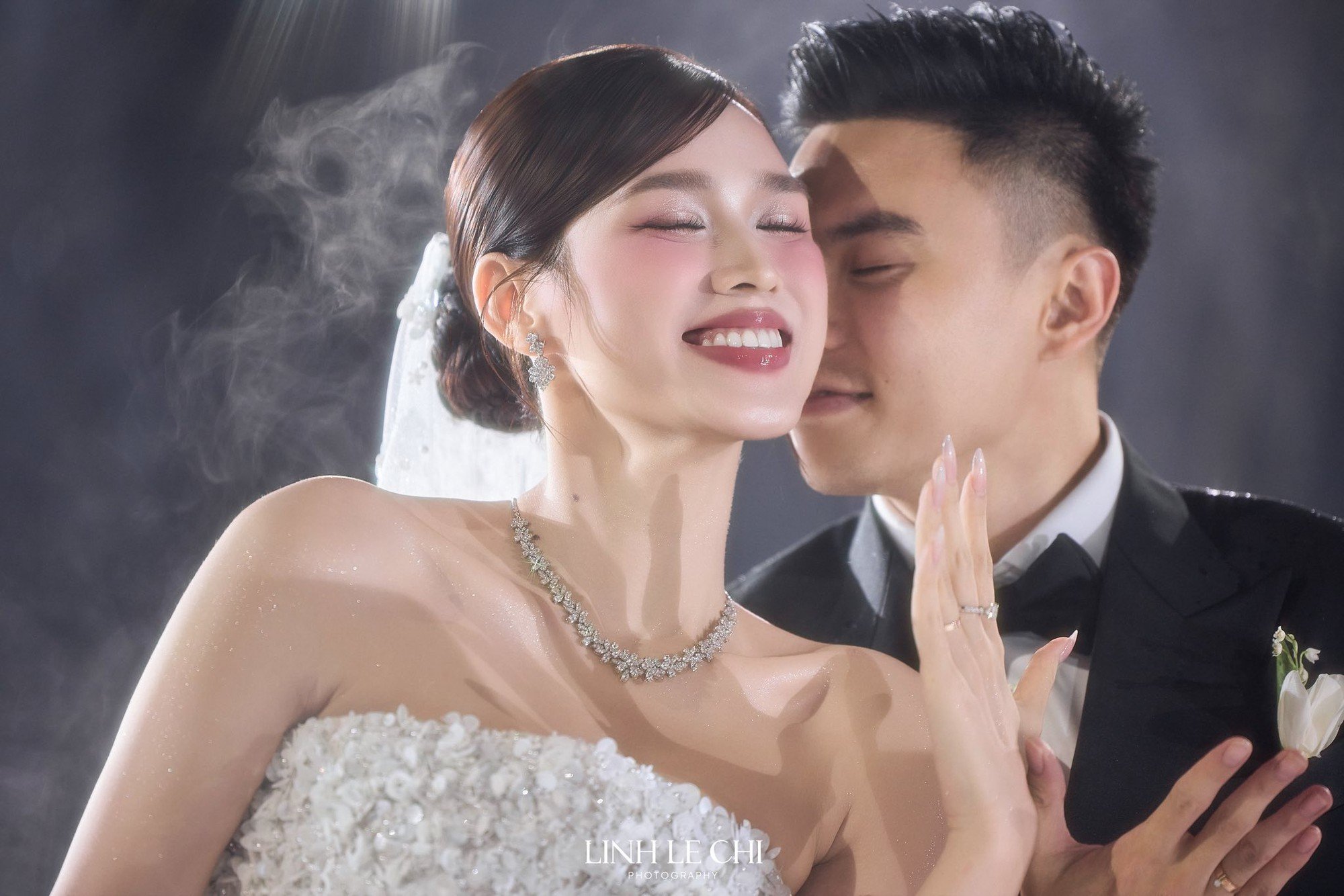 Nam ca sĩ hát tại hôn lễ trong mơ của Hoa hậu Đỗ Hà là ai?- Ảnh 2.