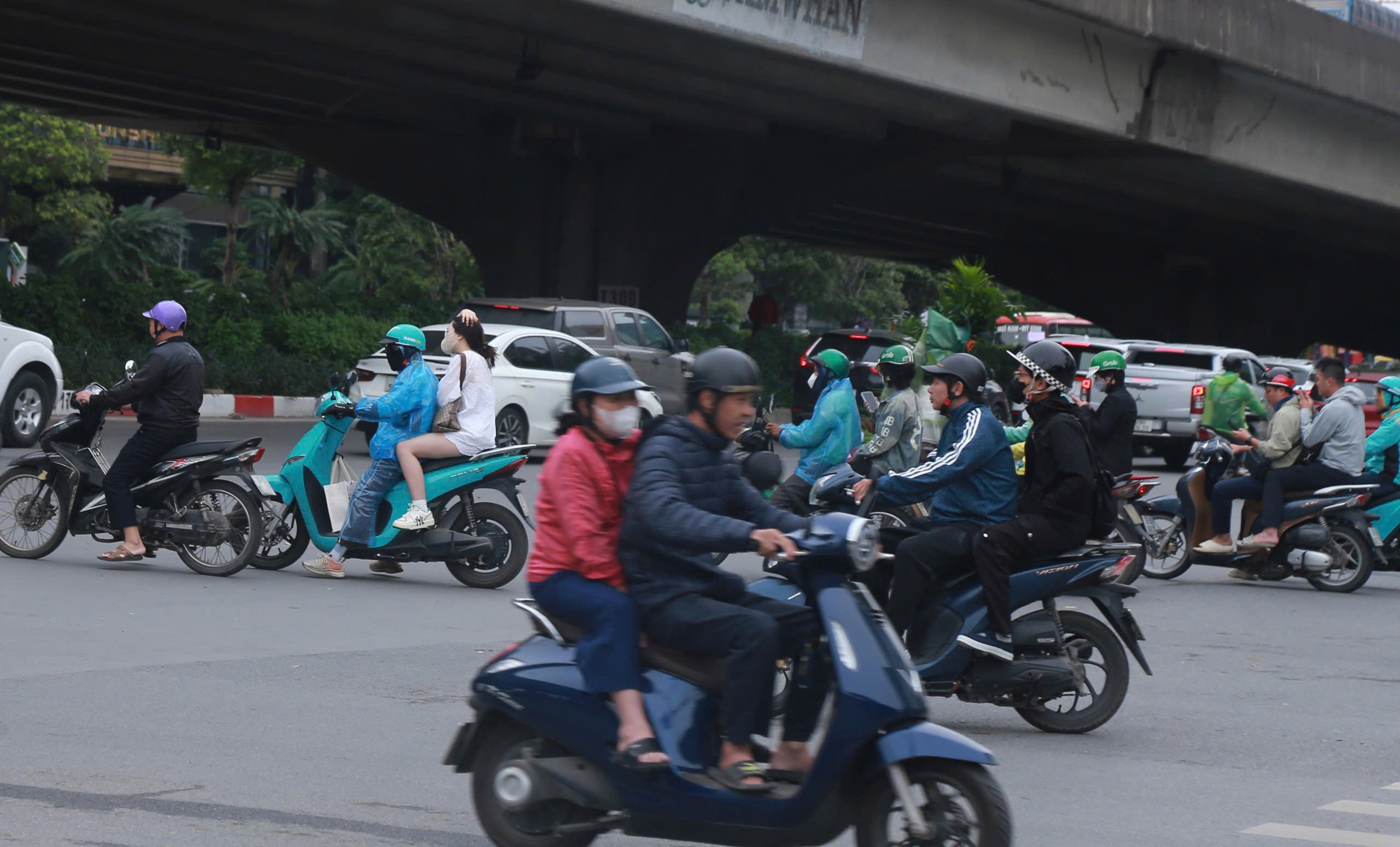 Phạt nặng nhưng hình ảnh vi phạm giao thông vẫn xuất hiện trên đường phố Hà Nội - Ảnh 3.