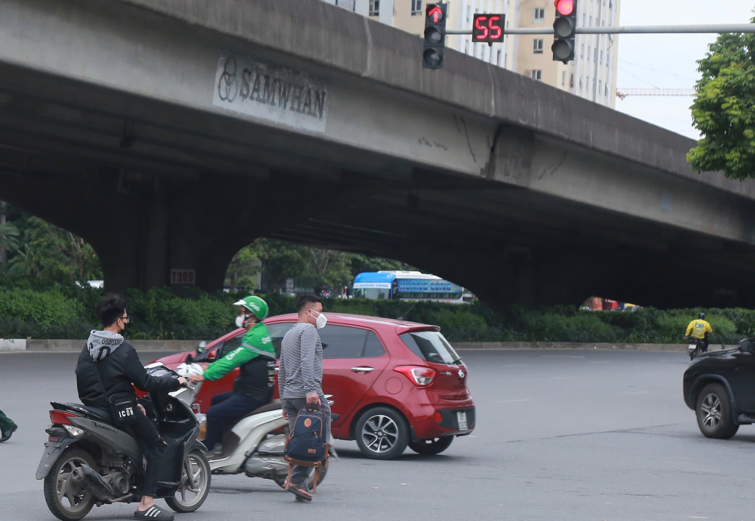 Phạt nặng nhưng hình ảnh vi phạm giao thông vẫn xuất hiện trên đường phố Hà Nội - Ảnh 4.