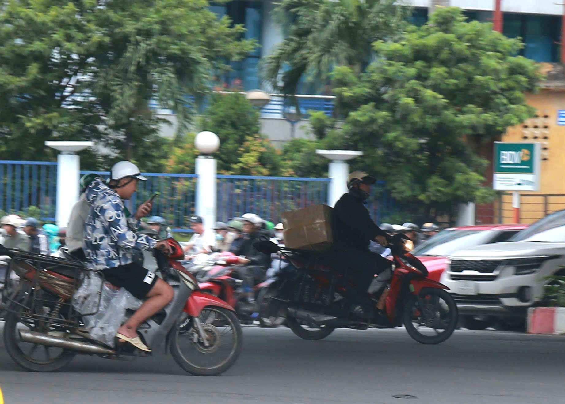 Phạt nặng nhưng hình ảnh vi phạm giao thông vẫn xuất hiện trên đường phố Hà Nội - Ảnh 6.
