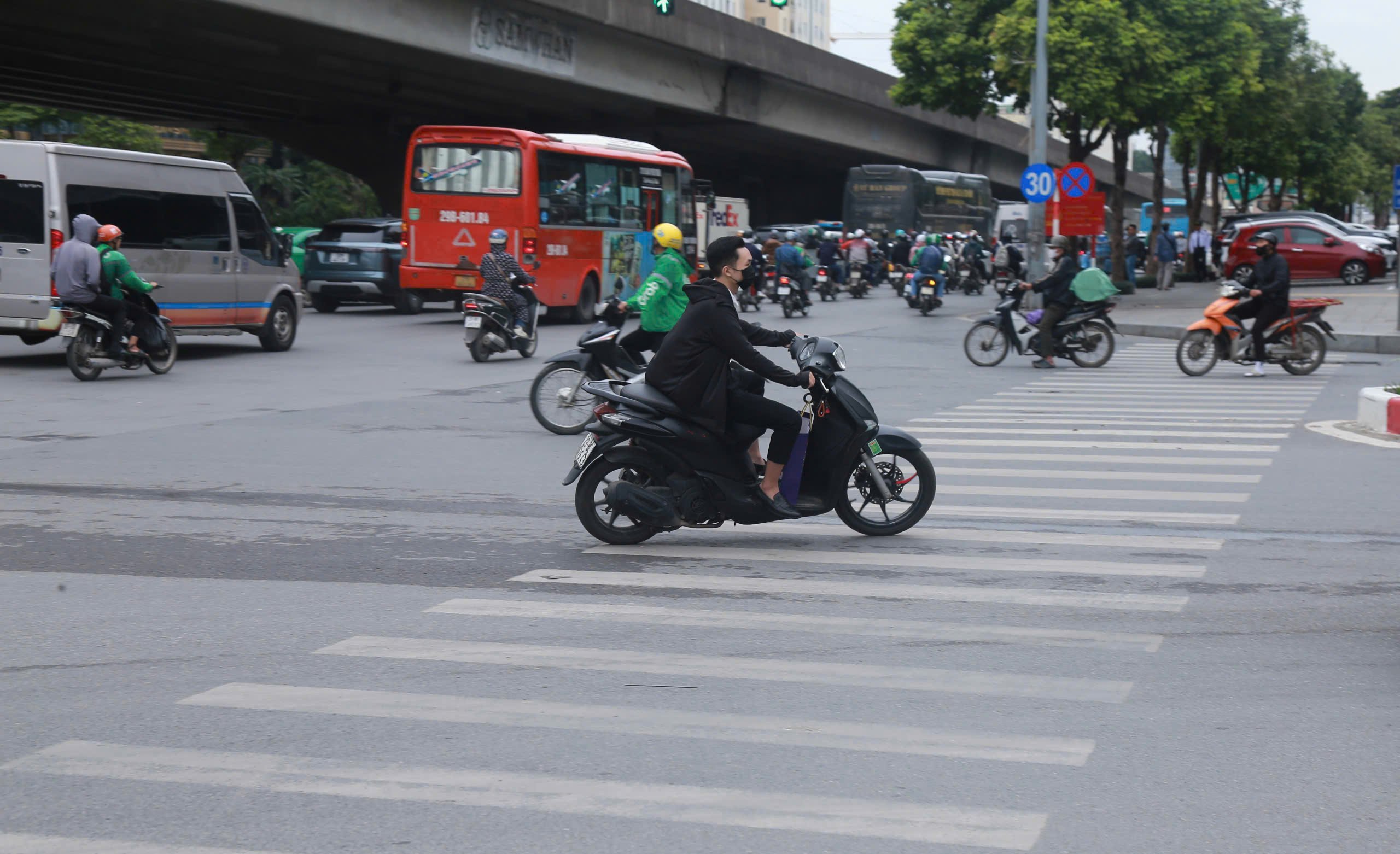 Phạt nặng nhưng hình ảnh vi phạm giao thông vẫn xuất hiện trên đường phố Hà Nội - Ảnh 12.