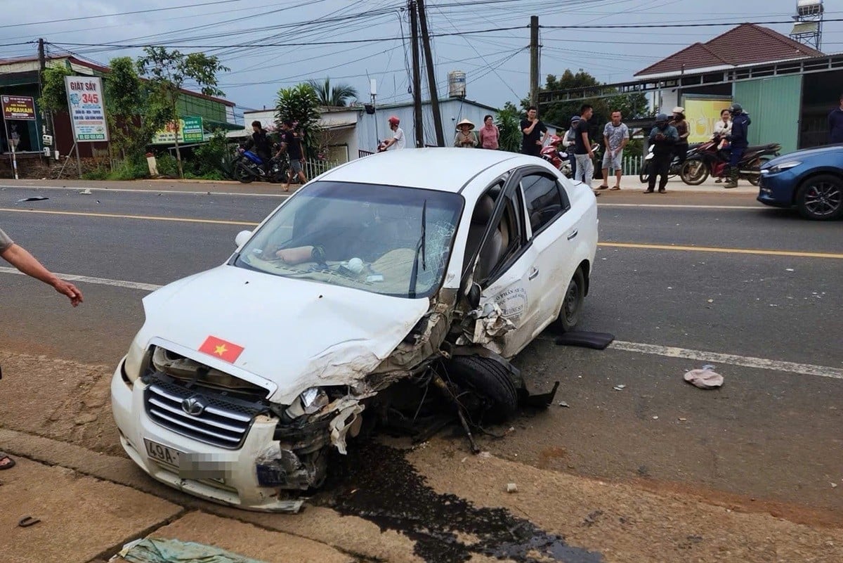 xe Ford Ranger rụng bánh sau cú tông trực diện ô tô con ngược chiều trên quốc lộ.jpg