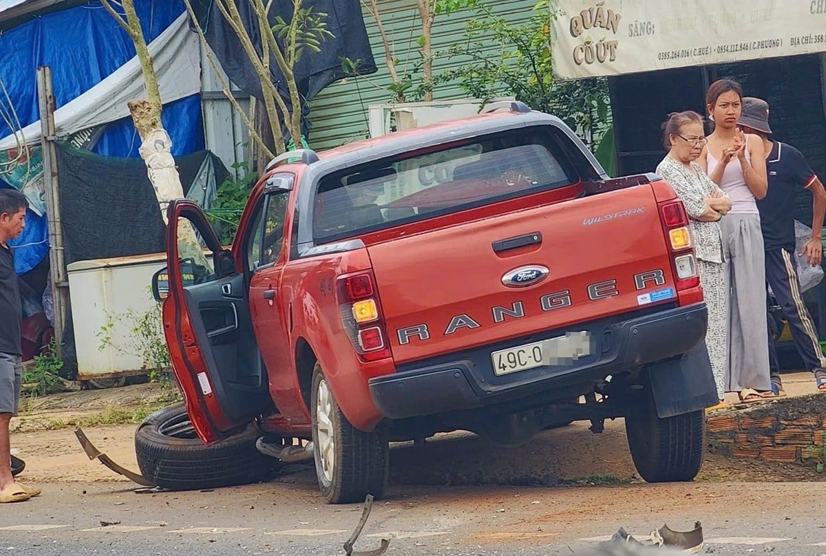 xe Ford Ranger rụng bánh sau cú tông trực diện ô tô con ngược chiều trên quốc lộ..jpg
