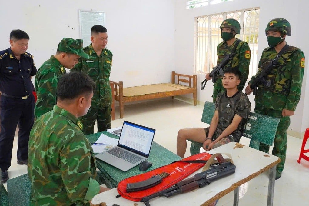 Nam thanh niên mang theo súng AK khi làm thủ tục xuất cảnh sang Campuchia - 1