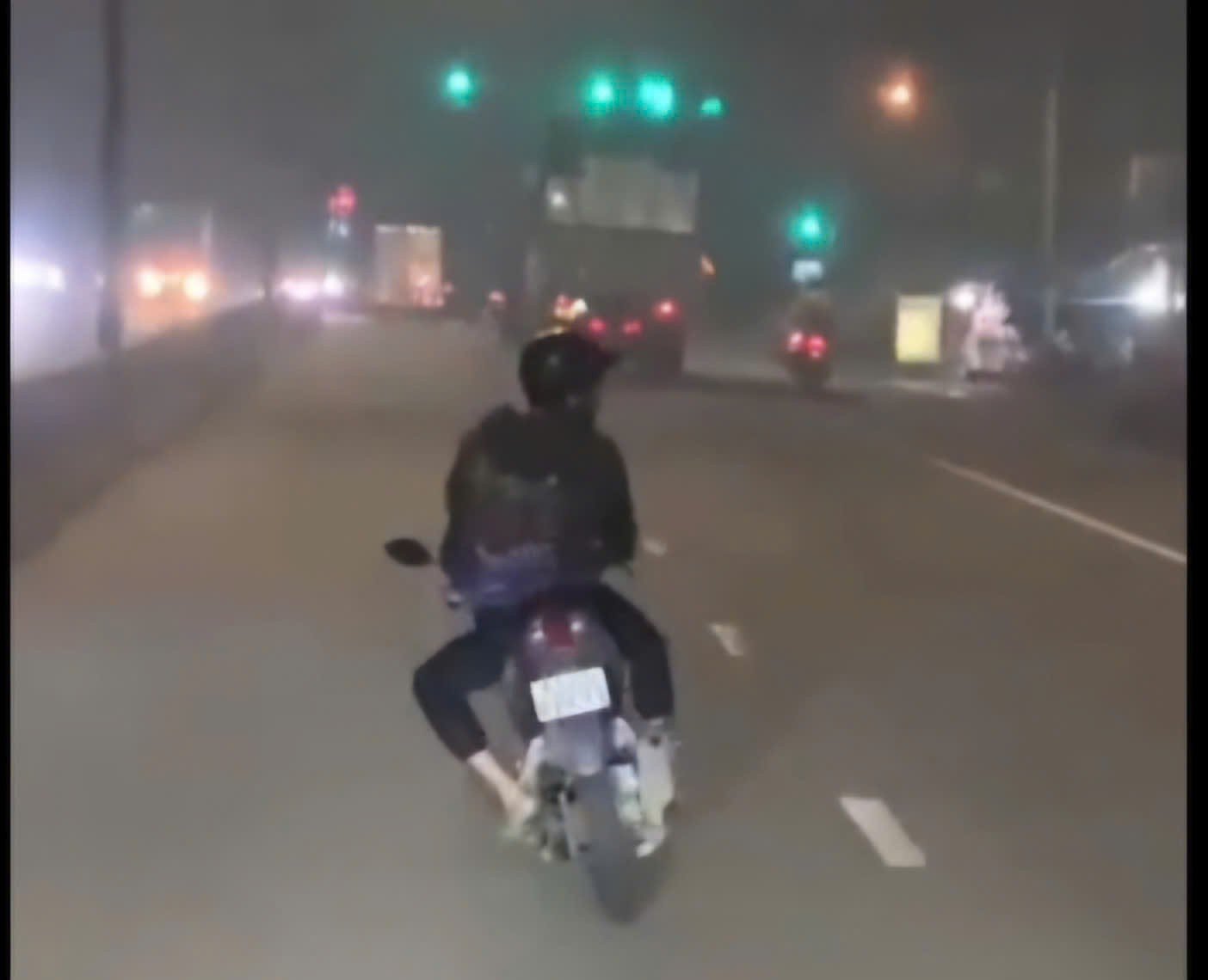 Người đàn ông lạng lách đánh võng trên Quốc lộ 13 bị xử phạt nặng nề - Ảnh 1.