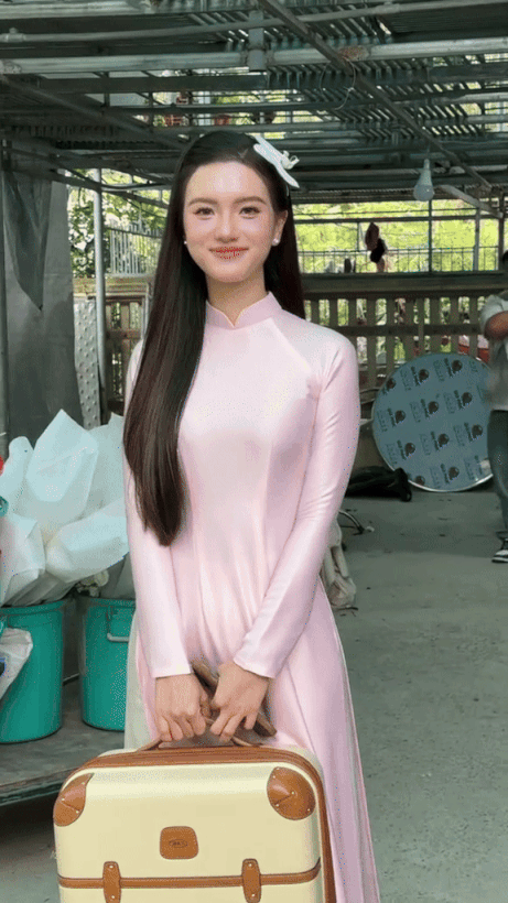 Chân dung cô gái xách vali cho Đỗ Hà ở Thanh Hoá gây sốt: Camera lia vội mà cũng cỡ này hả?- Ảnh 1.