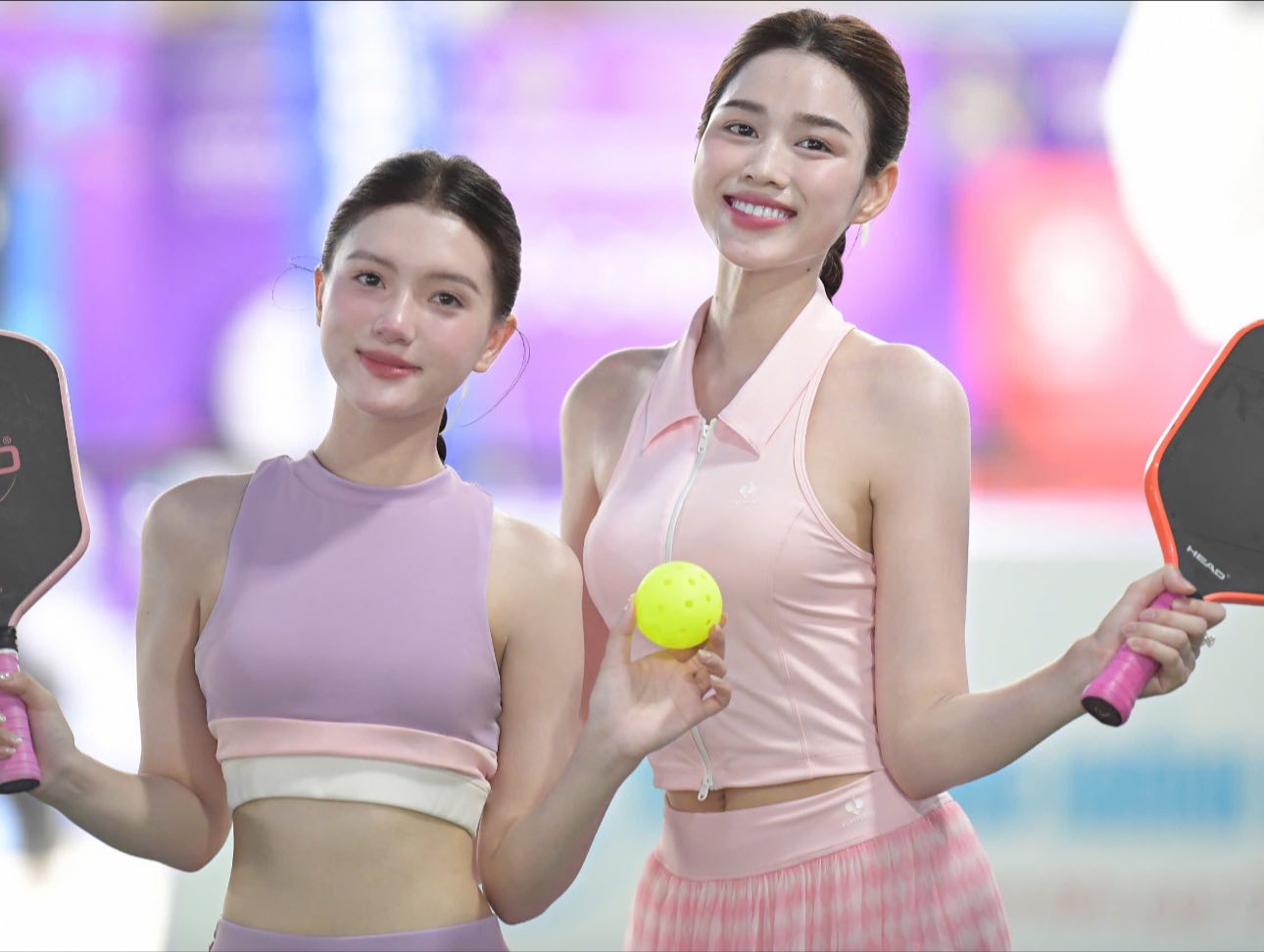 Chân dung cô gái xách vali cho Đỗ Hà ở Thanh Hoá gây sốt: Camera lia vội mà cũng cỡ này hả?- Ảnh 9.
